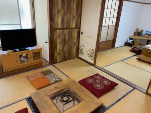 いろり坊一棟貸切プラン。囲炉裏テーブル・BBQで遊べるくつろぎの宿。