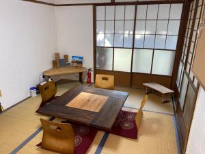 いろり坊一棟貸切プラン。囲炉裏テーブル・BBQで遊べるくつろぎの宿。