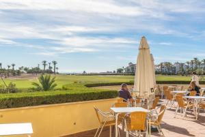 Soleado Apartamento en Segunda Planta con Vistas a la Piscina en La Torre Golf AE1422