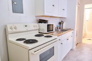 Central Miami 1BR 10 min to Cruise Port, Brickell & Wynwood Apt 201