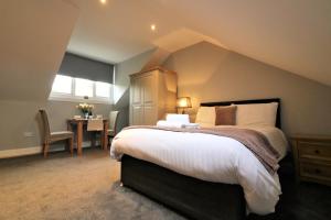 Signature - Linden Cottage Room 3