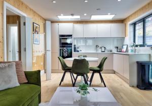 Green Mews 3 with Free Parking - By My Getaways