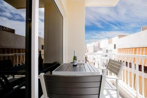 CONYPRA Modern and Renovated with Terrace WIFI