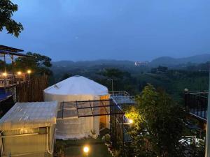 โดม มองโก แสงเพ็ญ