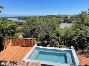 Villa Belair à Proximité d Avignon 6 couchages-Petite piscine à débordement avec vue Panoramique