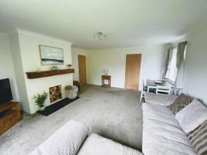 Cosy bungalow in countryside village near coast