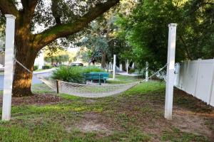 Lux 2BD 2BA minutes from the water