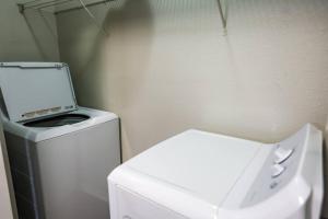 Lux 2BD 2BA minutes from the water