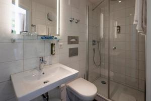 Standard Double Room (Queen Bed 1.50mx2.00m) room in Hotel Minerva