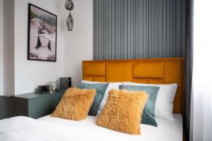 CenterMini Rooms with Parking - Best Location & Value