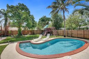 Tropical Oasis+heated Pool-4BR/KINGS/1mi to BEACH!