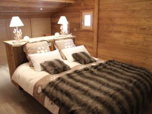 Superbe chalet aux Confins, accès direct aux pistes, 4 chambres, cheminée - FR-1-459-4