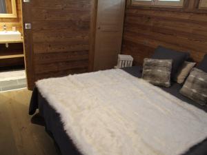 Superbe chalet aux Confins, accès direct aux pistes, 4 chambres, cheminée - FR-1-459-4