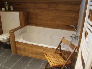 Superbe chalet aux Confins, accès direct aux pistes, 4 chambres, cheminée - FR-1-459-4