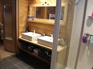 Superbe chalet aux Confins, accès direct aux pistes, 4 chambres, cheminée - FR-1-459-4