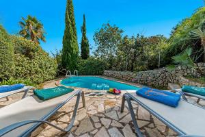 Townhouse with pool and mountain views, just 5 min