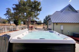 Twilight Ranch - 6 acre ranch whot tub and dog friendly!