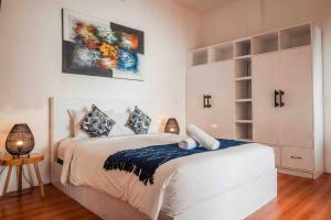 Cosy PRIVATE 3 BEDROOM vacation villa (5 mins to FINNS BEACH)