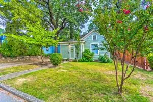 Colorful Cottage with Deck about 5 Mi to Downtown! - Cloverdale