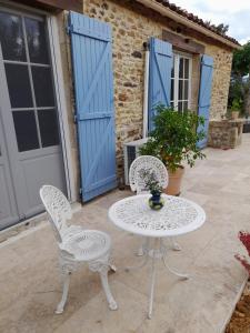 Maisons de vacances La petite maison bleue avec piscine : photos des chambres