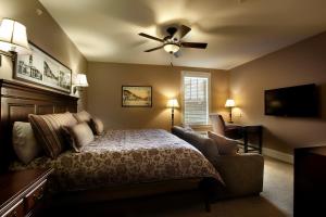 King Room with Sofa Bed - Non-Smoking room in Grant Street Inn - Bloomington