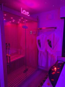 LAurore suite de charme, clim jacuzzi, sauna, piscine chauffée cuisine...
