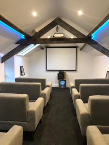 Snowdon House, 8 bedrooms, sleep 16, close to Blackrock Sand