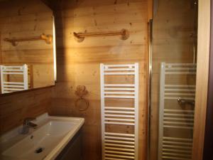 Appartements Appartement Les Carroz d'Araches, 2 pieces, 4 personnes - FR-1-572-84 : photos des chambres
