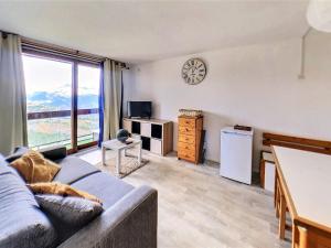 Studio skis aux pieds avec balcon et accès piscine - FR-1-267-235