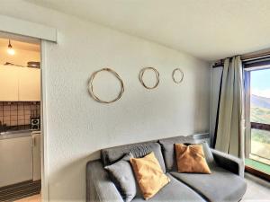 Studio skis aux pieds avec balcon et accès piscine - FR-1-267-235