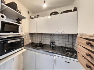 Appartements Studio skis aux pieds avec balcon, parking, proche commodites, acces piscine chauffee - FR-1-267-235 : photos des chambres