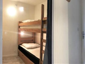 Studio skis aux pieds avec balcon et accès piscine - FR-1-267-235