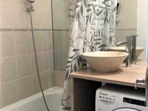 Appartements Studio skis aux pieds avec balcon, parking, proche commodites, acces piscine chauffee - FR-1-267-235 : photos des chambres