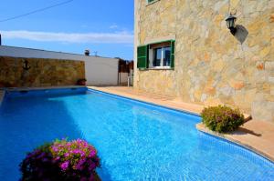 Bonito chalet con piscina cerca del mar
