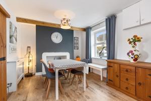 Ocean Cottage - Walk to Beach Countryside Views