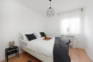 L&R luxury apartment- free parking