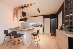 L&R luxury apartment- free parking