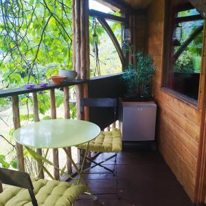 Tentes de luxe CABANE CERISE DANS L'ARBRE Etapeboisee : photos des chambres