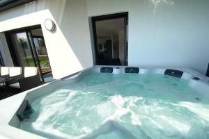 Maisons de vacances CARANTEC MAISON NEUVEJACUZZI JARDIN 8 personnes : photos des chambres