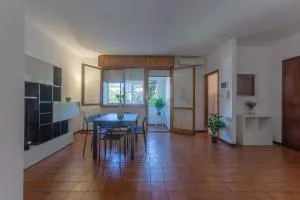 Pontelagoscuro Huge & Residential Apartment - La Pavonara