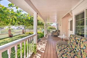 obrázek - Pasadena Home with Grapevine Covered Porch!