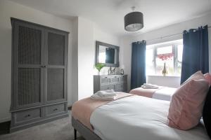 Ludlow Drive a 3 bed Contractor family Town house in melton Mowbray with Parking