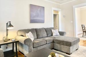 Bayshore Beauty Stylish 3BR SOHO Bungalow near Hyde Park