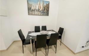 Cozy Apartment In Estepona With Wifi