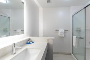 Standard Queen Room with Two Queen Beds room in Holiday Inn Express & Suites - Columbia Downtown â The Vista