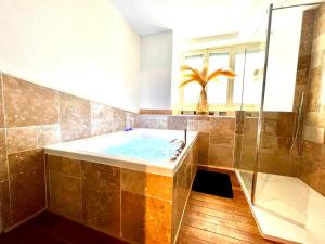 B&B / Chambres d'hotes Love Room Secrete Les Petits Plaisirs : photos des chambres