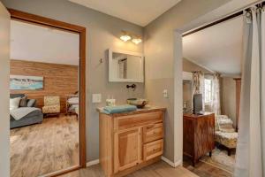 Cozy Guesthouse with view from large deck