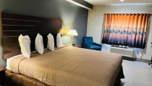 King Room room in Regency Inn & Suites