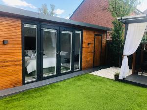 MeeZee Pearl Double Bed Lodge With Free Parking