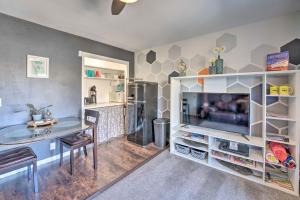 4 Mi to Beach Lake Havasu Apartment with Pool!